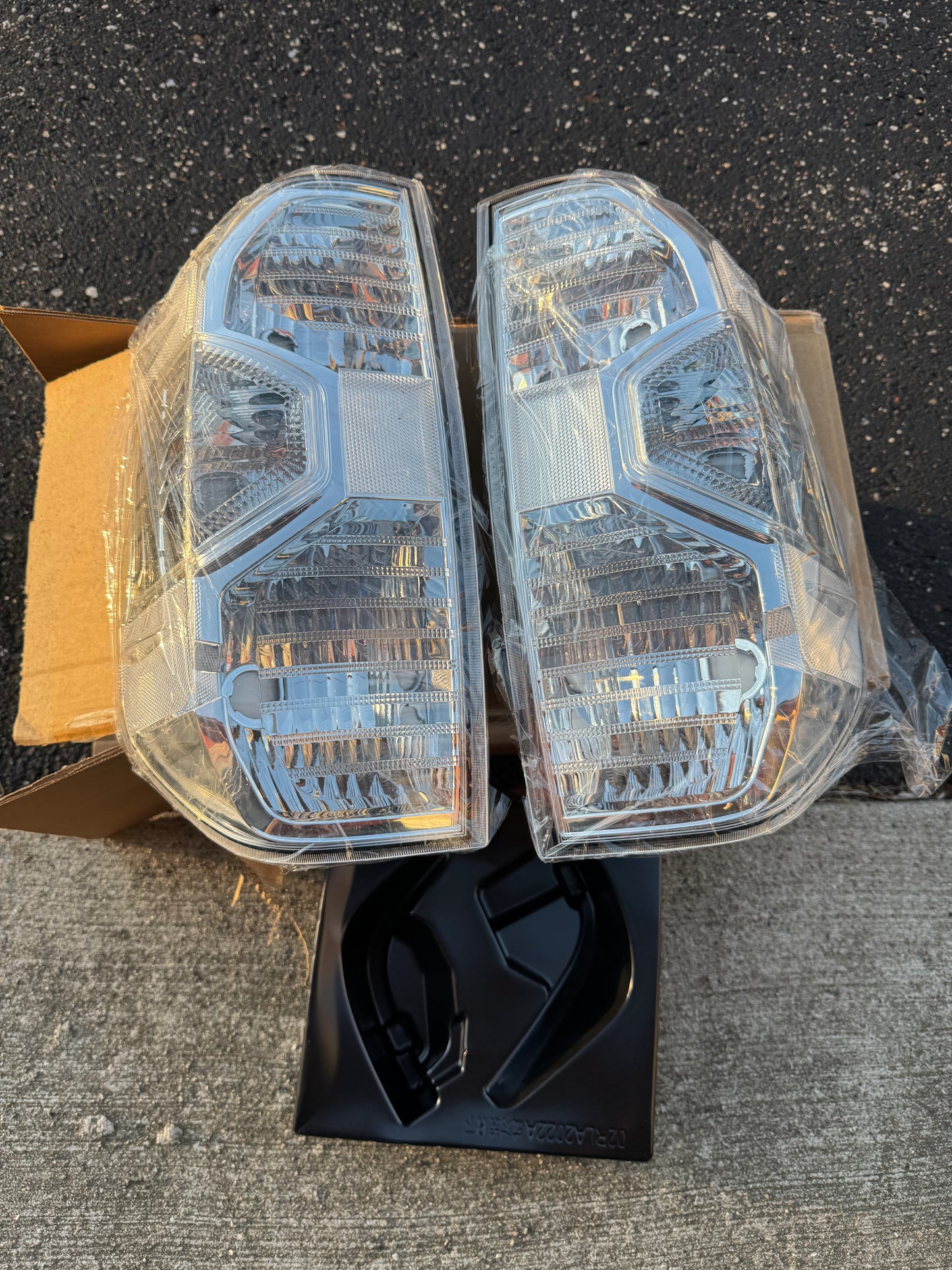 PIT66 Tail Lights Assembly, Compatible with Toyota Tundra Pickup 2014-2021, Rear Tail Lamp, Left Driver & Right Passenger, Clear Lens Chrome Housing