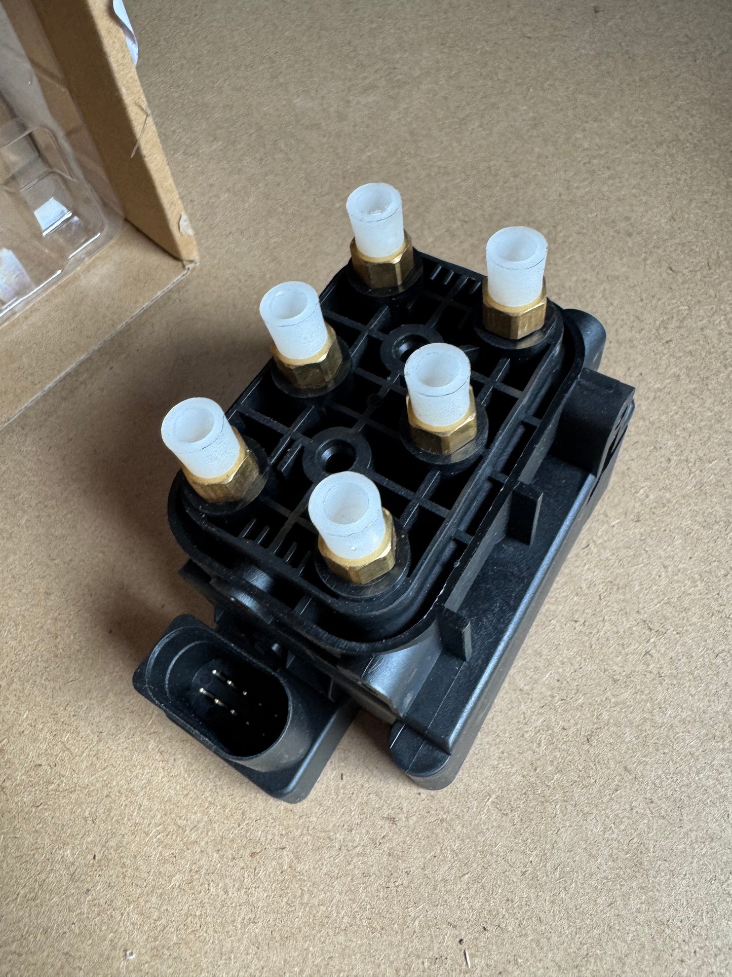 A-Premium Air Suspension Solenoid Valve Block Compatible with Volkswagen Phaeton 2004-2006 & Audi A6 A6 Quattro A8 Quattro Allroad Quattro S6 S8 & Bentley Continental Flying Spur, Replace# 4F0616013